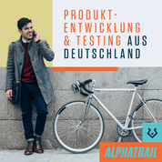 Ein lächelnder Mann steht an einer Wand und telefoniert neben einem silbernen Alphatrail Schläuche Rick - 28" Tour AV. Der Text lautet: "Produktentwicklung & Testing aus Deutschland." In der Ecke ist das Alphatrail-Logo zu sehen.