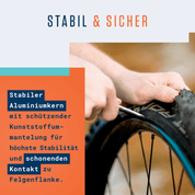 Nahaufnahme der Hände beim Einsatz des Alphatrail Reifenhebers Oscar von Alphatrail an einem Fahrradrad. Der stabile Alu-Kern mit schützendem Kunststoffüberzug sorgt für hohe Stabilität und schonenden Kontakt zur Felge.