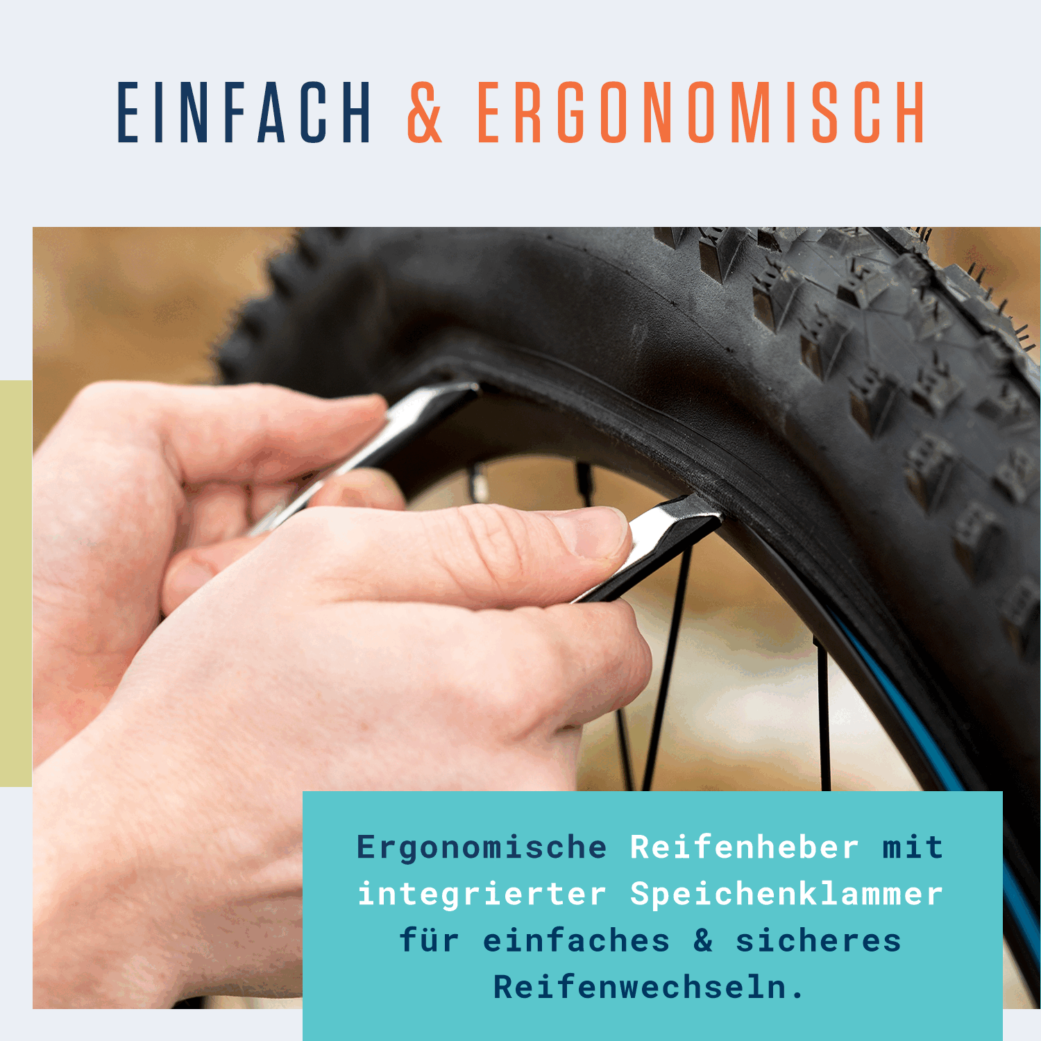 Nahaufnahme der Hände beim Gebrauch des Alphatrail Reifenhebers Oscar mit ergonomischem Griff und integriertem Speichenclip, der von Alphatrail für die einfache und sichere Demontage von Fahrradreifen entwickelt wurde. Der deutsche Text betont den Komfort und die Haltbarkeit des Aluminiumkerns.