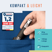 Eine Hand legt den kompakten Alphatrail Reifenheber Oscar mit Alu-Kern in eine blaue Tasche. Der Text zeigt das Gewicht von 36 g, die Länge von 105 mm und die handliche Größe. Oberhalb der Tasche ist ein "1,2 Sehr Gut"-Gütesiegel von Alphatrail zu sehen.