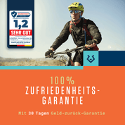 Ein Mann benutzt den Alphatrail Reifenheber Oscar beim Radfahren. Das Produkt von Alphatrail hat eine "Sehr Gut" Bewertung (1,2) von Warentest. Ergonomisches Design mit Alu-Kern für Komfort. 30 Tage Geld-zurück-Garantie sichern Zufriedenheit.