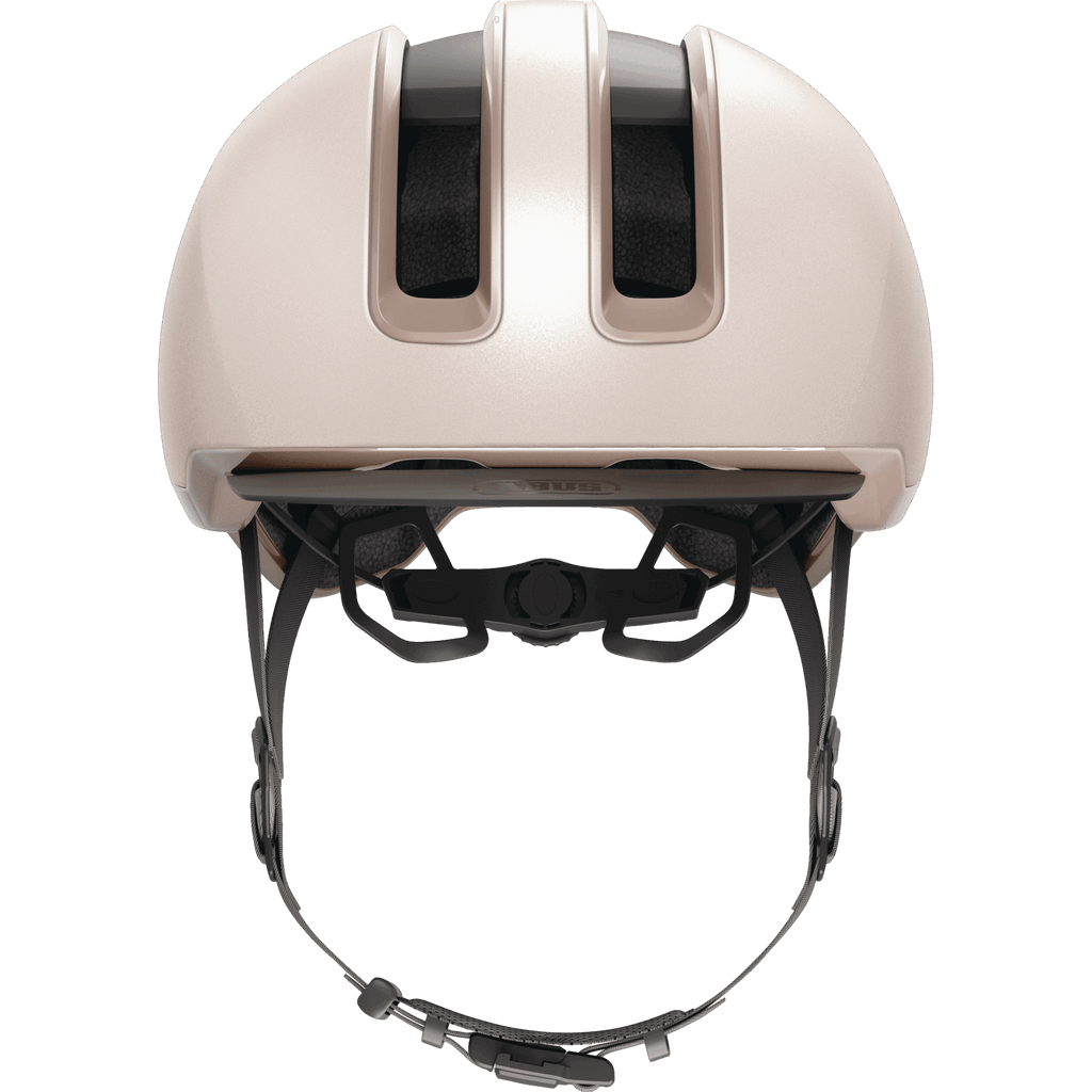 Der Abus Hud-Y von Abus ist ein beiger City-Helm mit schwarzen Belüftungsschlitzen, Frontansicht, und verfügt über einen verstellbaren Kinnriemen mit Fidlock-Verschluss und ein mattes Finish.