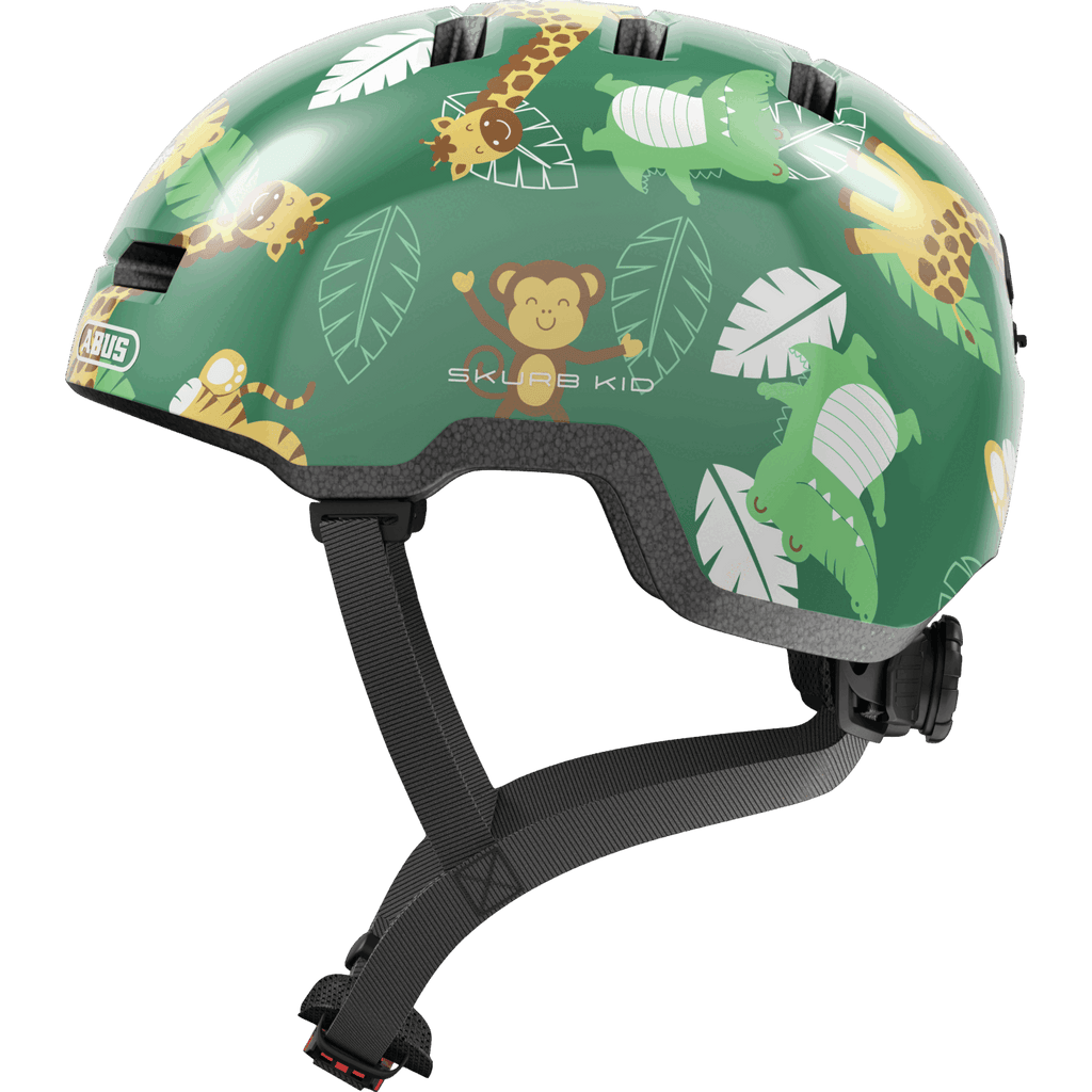 Der Abus - Skurb Kid ist ein grüner Kinderhelm im Skater-Stil mit verspielten Giraffen-, Affen-, Tiger- und Krokodilmotiven. Er verfügt über eine langlebige In-Mold-Konstruktion, ein verstellbares schwarzes Band und das Abus-Logo auf der Vorderseite.