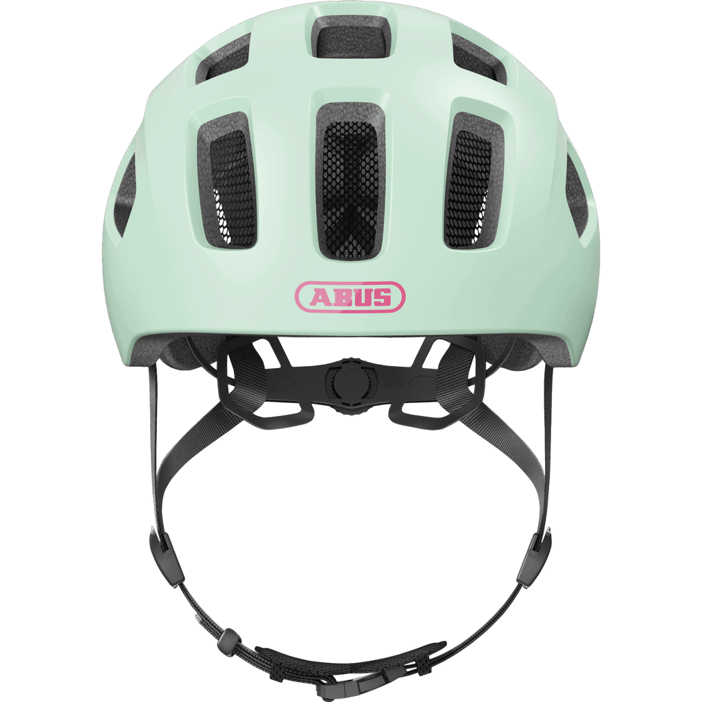 Ein mintgrüner Abus - Youn-I 2.0 Kinderhelm mit schwarzen, verstellbaren Riemen und Belüftungslöchern, dargestellt von vorne. Das rosafarbene ABUS-Logo ist sichtbar und bietet erweiterten Schutz für junge Fahrer.
