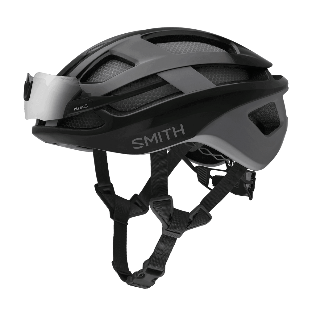 Der Smith Trace Mips Fahrradhelm von Smith ist in Schwarz und Grau erhältlich und verfügt über mehrere Belüftungsöffnungen, einen sicheren Kinnriemen, integrierten MIPS®-Schutz und eine an der Front montierte HUUBS-Kamera oder -Lampe.