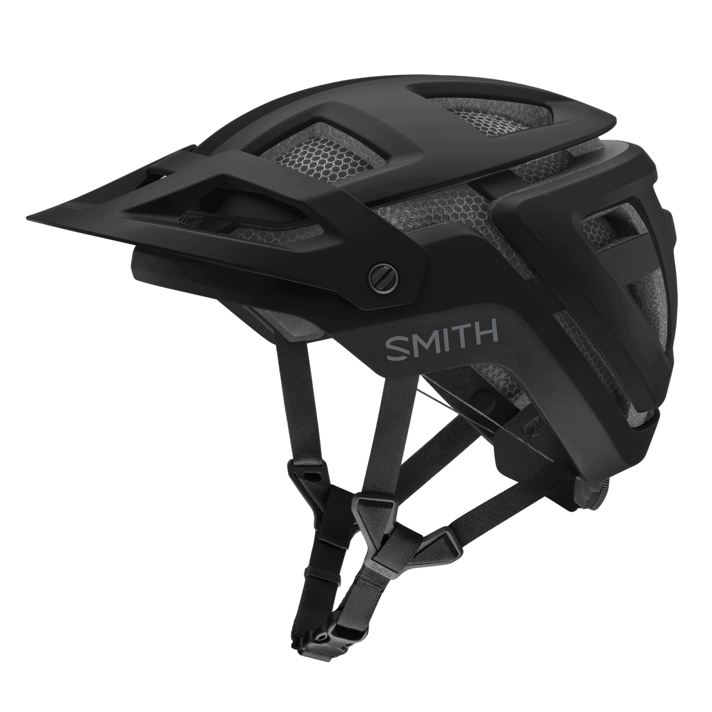 Der Smith - Forefront 3 Mips Helm in mattem Schwarz verfügt über eine visierte Front, Netzbelüftung, verstellbare Kinnriemen und Koroyd-Schutz von Smith, der vor einem dunklen Hintergrund dargestellt wird.