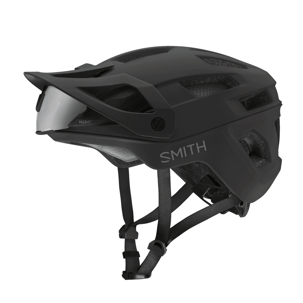 Der Smith - Engage Mips von Smith ist ein mattschwarzer MTB-Helm mit Visier, mehreren AirEvac™-Belüftungsöffnungen und verstellbaren Kinnriemen, hier in einer Seitenansicht vor dunklem Hintergrund.