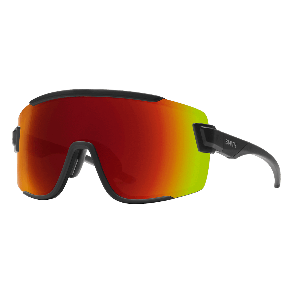 Die Smith - Wildcat Sonnenbrille hat einen sportlichen, schwarzen Wraparound-Rahmen und große, rot-orange verspiegelte ChromaPop-Gläser mit dem weißen Schriftzug SMITH" auf dem linken Bügel - ideal für helle Trails.