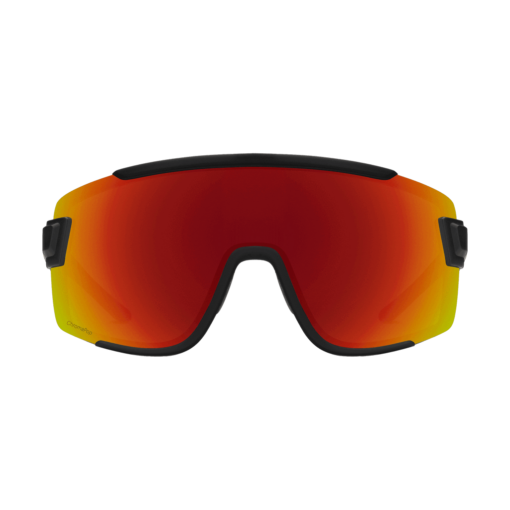 Vorderansicht der Smith Wildcat-Sonnenbrille von Smith mit breiten, gebogenen, rot-orangen ChromaPop-Reflexionsgläsern, schwarzem Rahmen und dicker Polsterung - ideal für hohe Sichtbarkeit auf Trails.