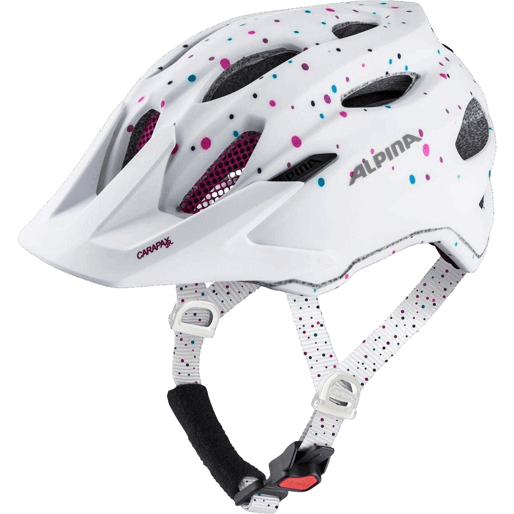 Der Alpina Carapax Jr. ist ein weißer MTB-Helm mit rosa, blauen und schwarzen Punkten, schwarzem Belüftungsnetz, passenden Riemen, einem verstellbaren Kinnriemen mit roter Schnalle und verfügt über die Inmold- und Edge-Protect-Technologie sowie das "ALPINA"-Logo an der Seite.