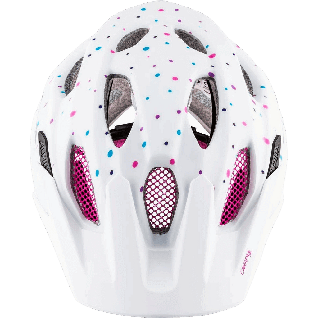Der Alpina - Carapax Jr., ein weißer MTB-Helm von Alpina mit rosa und blauen Punkten, Inmold-Konstruktion, Belüftungslöchern und rosa Mesh in einigen Belüftungsöffnungen, wird von vorne vor einem hellen Hintergrund gezeigt.