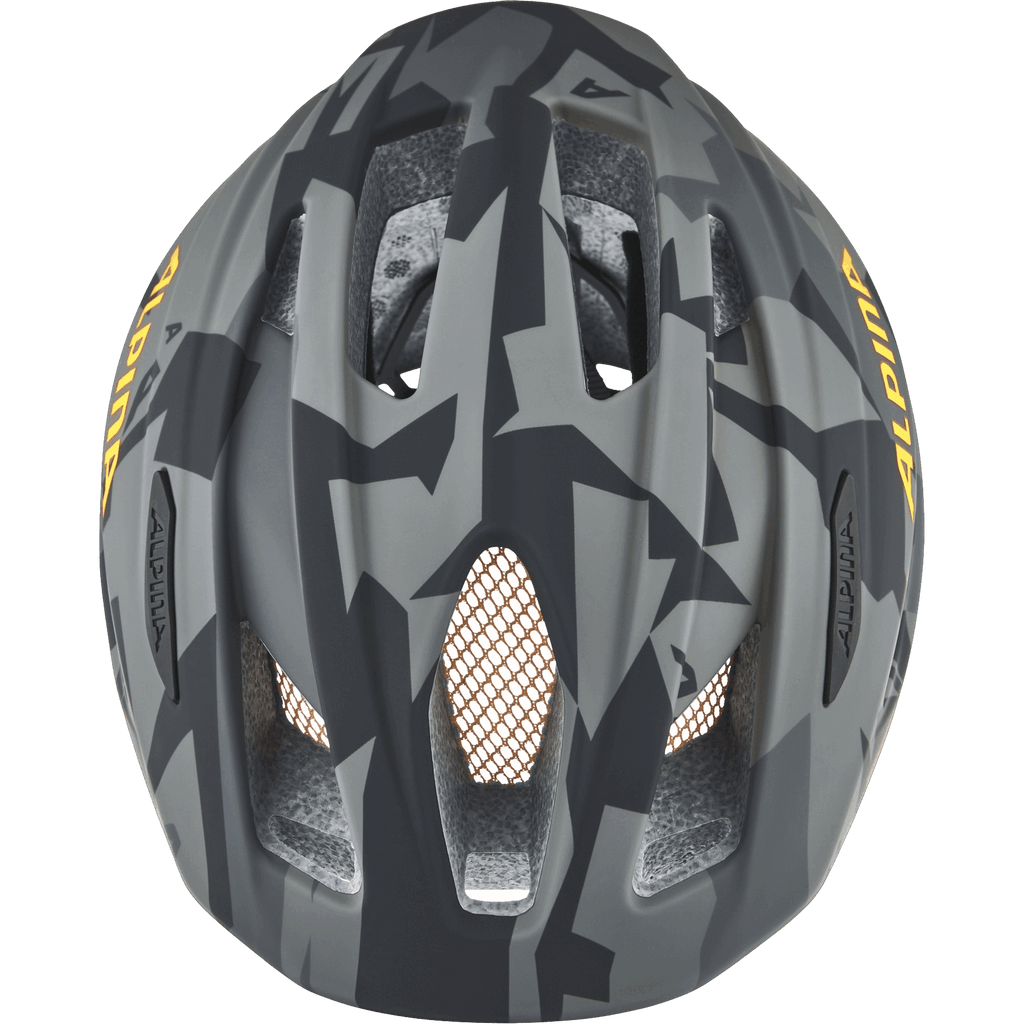 Der Alpina Pico Flash Fahrradhelm hat ein graues und schwarzes geometrisches Camo-Muster, große Belüftungsöffnungen mit Mesh, ein gelbes Alpina-Branding an der Seite und ein fortschrittliches Run System Ergo Flex+ für eine perfekte Passform, von vorne gesehen.