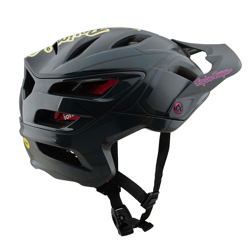 Der Troy Lee Designs A3 Helm hat ein mattschwarzes Finish mit roten und gelben Akzenten, Belüftungslöchern, einem verstellbaren Kinnriemen, Magnajust® Visier und einem pinken "Troy Lee Designs"-Branding an der Seite.