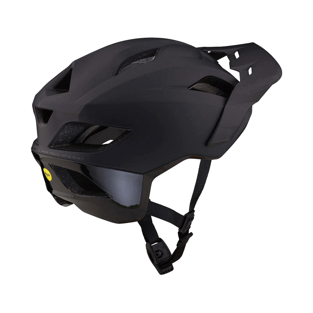 Der Troy Lee Designs Flowline SE Helm in mattem Schwarz verfügt über aerodynamische Belüftungsöffnungen, Dual Density EPS-Schaum, ein verstellbares Visier und Kinnriemen. Abgebildet vor einem schlichten dunklen Hintergrund.