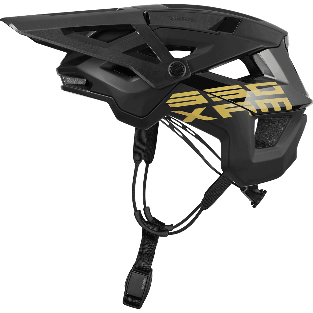Trail-Helm mit geometrischen Belüftungsöffnungen, verstellbaren Riemen und einem auffälligen gelben Schriftzug an der Seite, wie im Seitenprofil zu sehen.