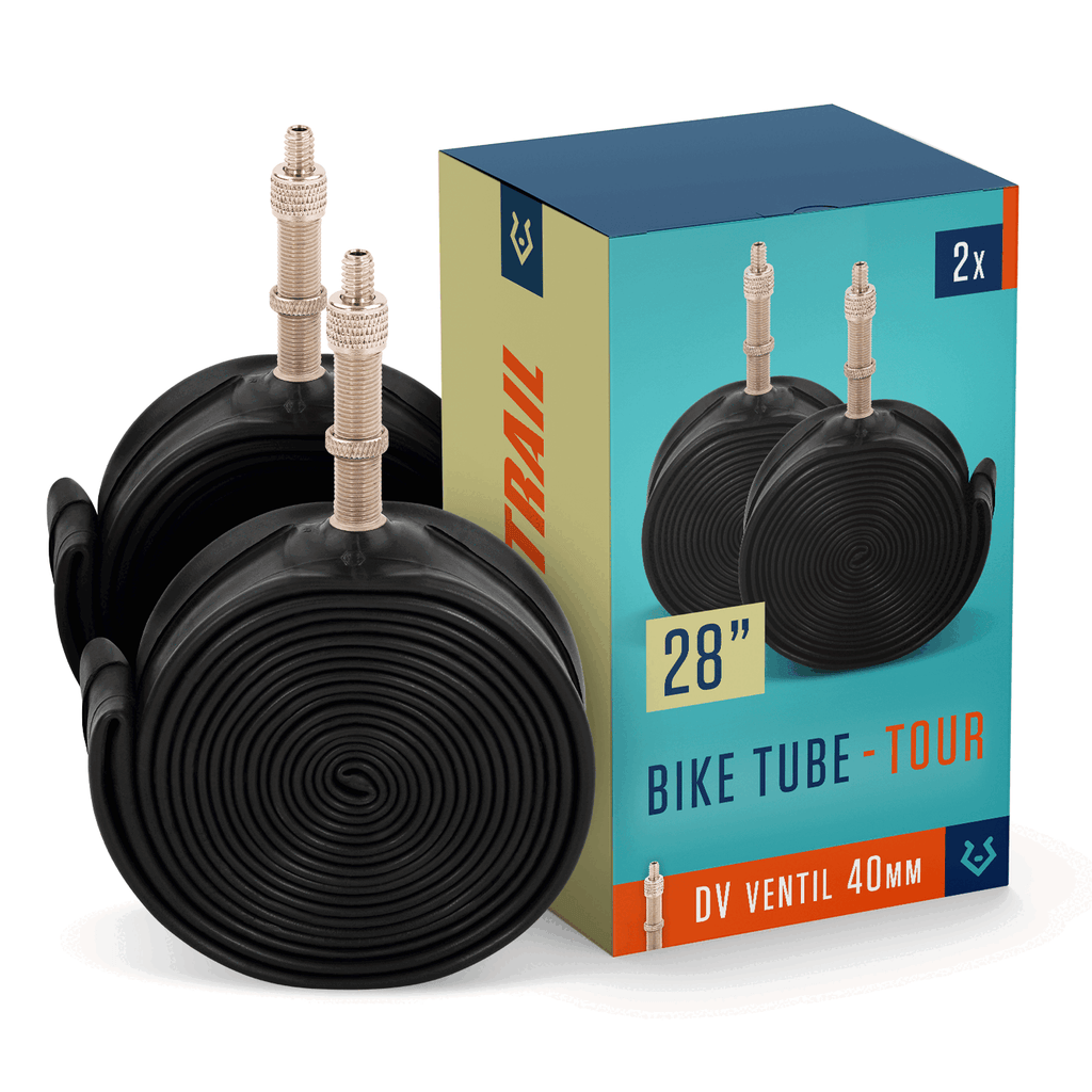 Zwei aufgerollte schwarze Alphatrail Schläuche Rick - 28" Tour DV von Alphatrail mit Metallventilen werden neben einer bunten Schachtel mit der Aufschrift "28'' Bike Tube - Tour, DV Ventil 40mm, 2x" gezeigt, die ein Bild der Schläuche zeigt.