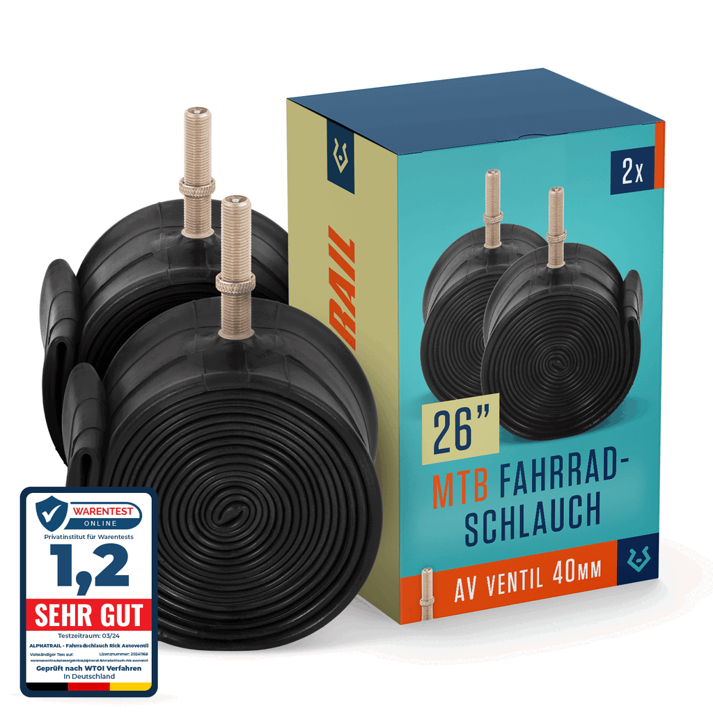 Zwei schwarze Alphatrail Schläuche Rick 26" MTB AV aus robustem Butylkautschuk mit 40mm Auto-Ventil stehen neben einer bunten Alphatrail-Verpackung und einer "SEHR GUT"-Qualitätsprüfplakette.