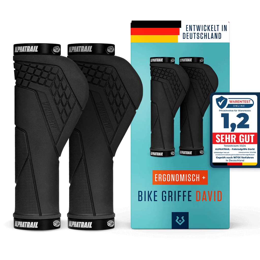 Ein Paar schwarze ergonomische Alphatrail Griff David Fahrradgriffe mit Handballenauflage wird neben einer blau-weißen deutschen Verpackung gezeigt. Die Verpackung zeigt ein Qualitätssiegel, Double-Lock-On-Design, die deutsche Flagge und den Alphatrail-Markennamen.