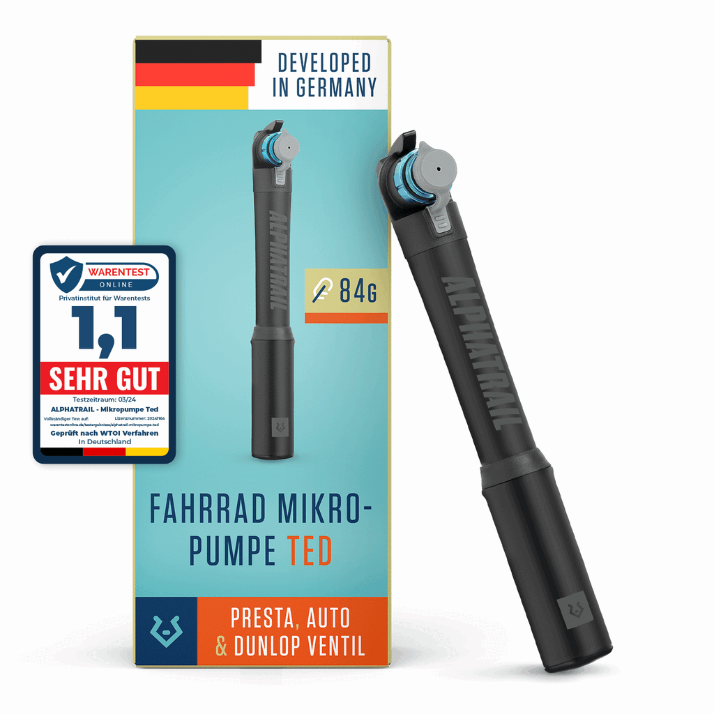 Die Alphatrail Mikropumpe Ted, eine kompakte schwarze CNC-Alupumpe, wird mit deutscher Verpackung, 84g Gewicht, Prüfsiegel, Teleskopfunktion, lebenslanger Garantie und Kompatibilität mit Presta-, Auto- & Dunlop-Ventilen gezeigt.