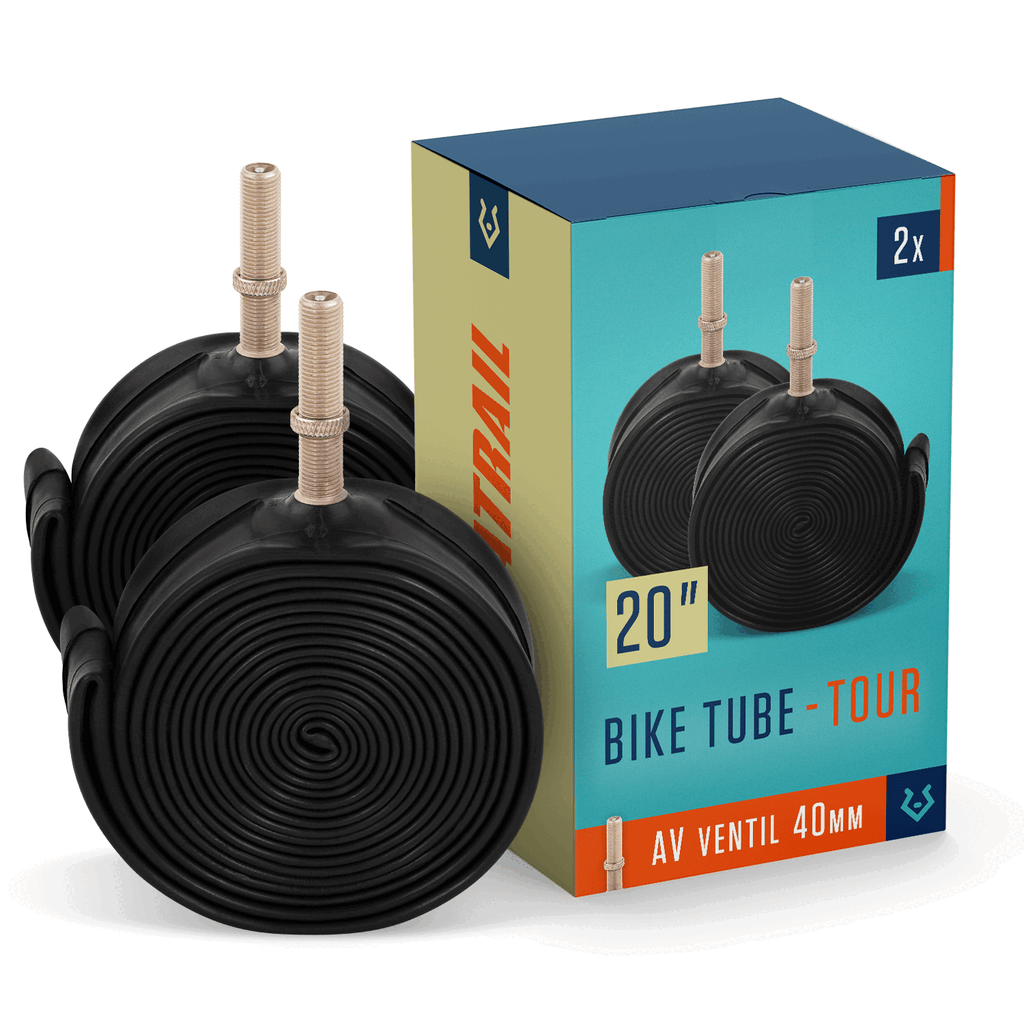 Zwei gerollte Alphatrail Schläuche Rick - 20" Tour AV Fahrradschläuche werden neben einer Schachtel mit der Aufschrift "20'' Bike Tube - Tour, AV Ventil 40mm, 2x", einem bunten Design und einem Bild der Schläuche präsentiert. Marke: Alphatrail. Hergestellt aus Butylkautschuk.